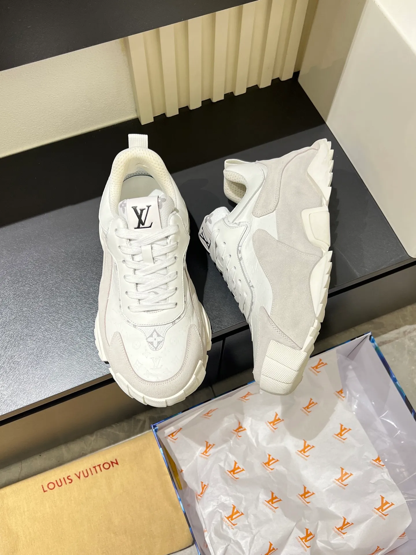 p600 "LOUI* VUITTO*" popular men's casual shoes, genuine development in Italy 💯Purchasing level quality ✔️The upper is made of first-layer cowhide, comfortable and soft sheepskin feet ⚡️ Fashionable and versatile, the toe last shape is firm and full, the soles are made from original LV molds and can be freely entered and exited the counter. Light and comfortable on the feet~Purely handmade, details determine quality! Size:39-44!